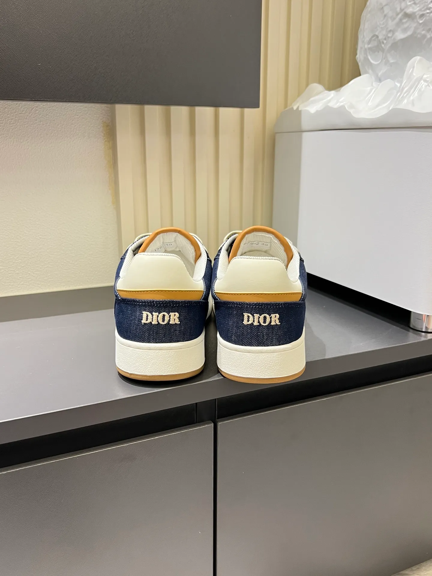 Men's shoes 💰p400 "Dio*" mid-top B27 casual sneakers. This B27 high-top sneaker is a new product in the series and continues Di*r's classic style. Crafted from gray and white smooth calf leather with beige and black Oblique print panels on the sides. The "CD Icon" shaped shoelace eyelets are clever and delicate, and the two-color rubber sole, rear collar and heel are all equipped with the brand's iconic details to enhance the style. Oblique printed straps at the ankle allow for an adjustable fit to complement the overall design. Fashionable and versatile, it can complement any look. Create an exquisite design with unique dynamic vitality and modern atmosphere, presented in low-top and high-top styles. This new must-have shoe adds a new dimension to Dior's archive heritage, embodying modern elegance. Purchase the original version and make it 1:1. If you need top quality, please come to me! Male 38-44!
